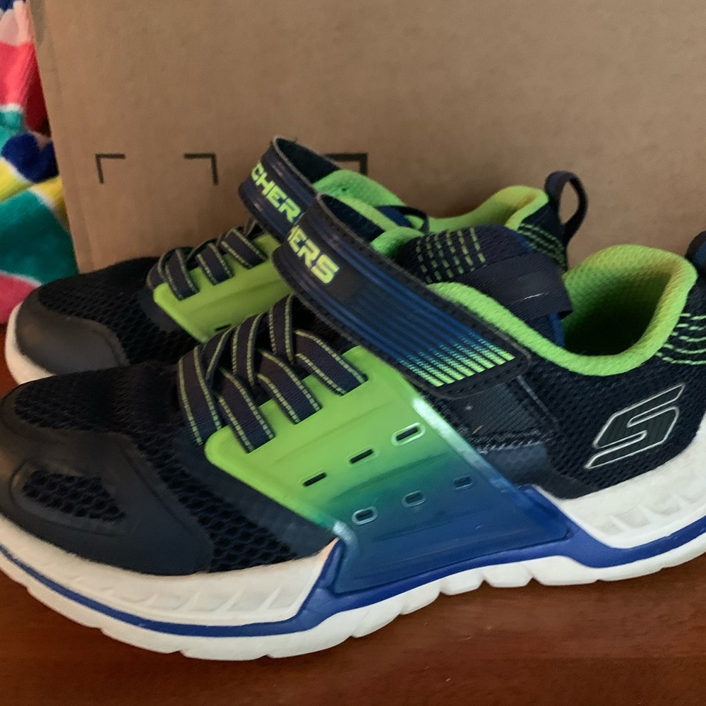 Boys tennis shoes